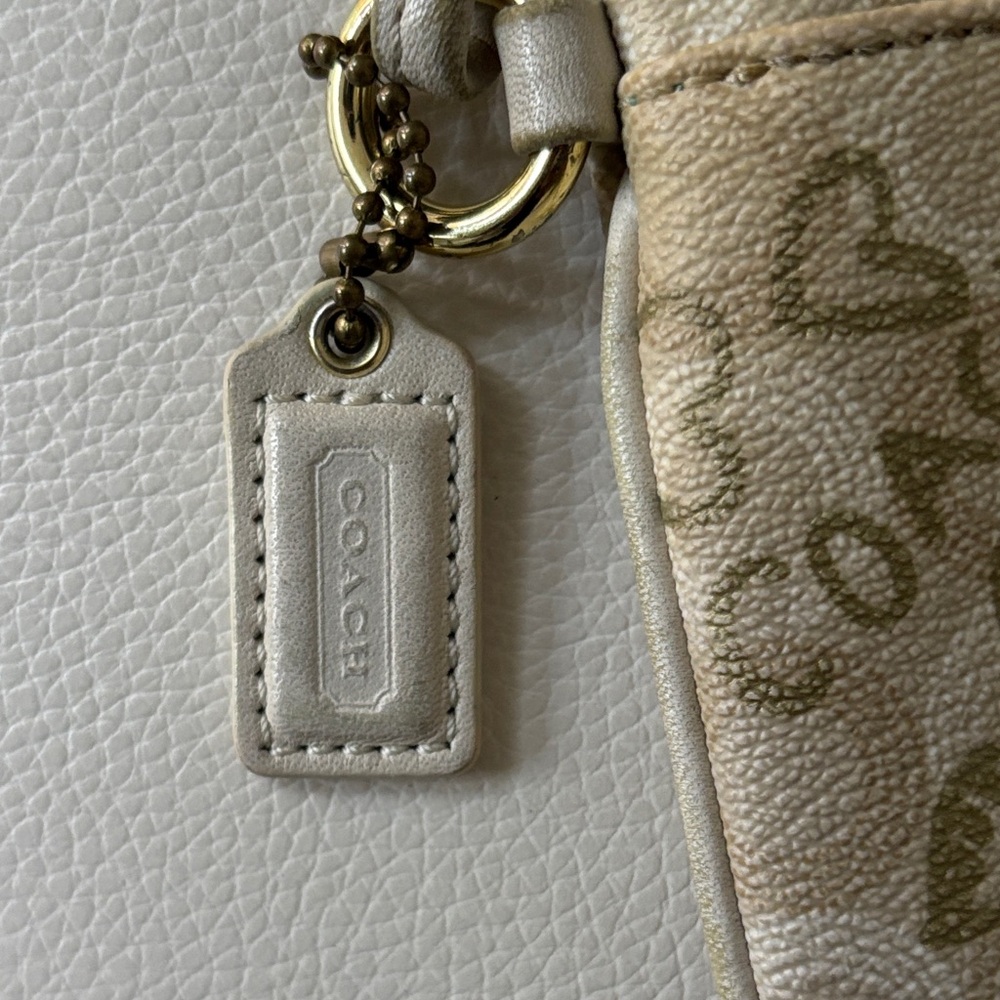 Coach Waverly Hearts Beige Heart Pattern Wristlet  ( PREOWNED) - Picture 14 of 16